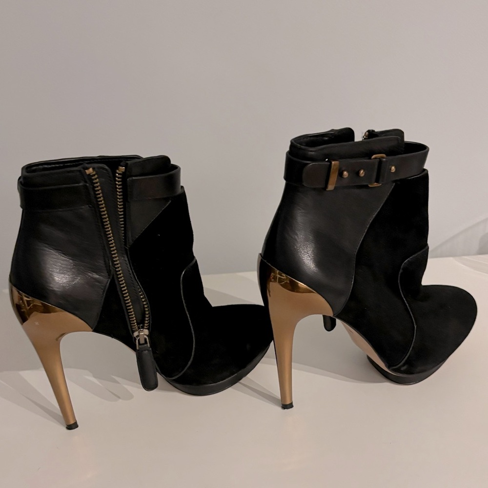 New💥BCBGMaxazria ankle boots, black suede, size 6